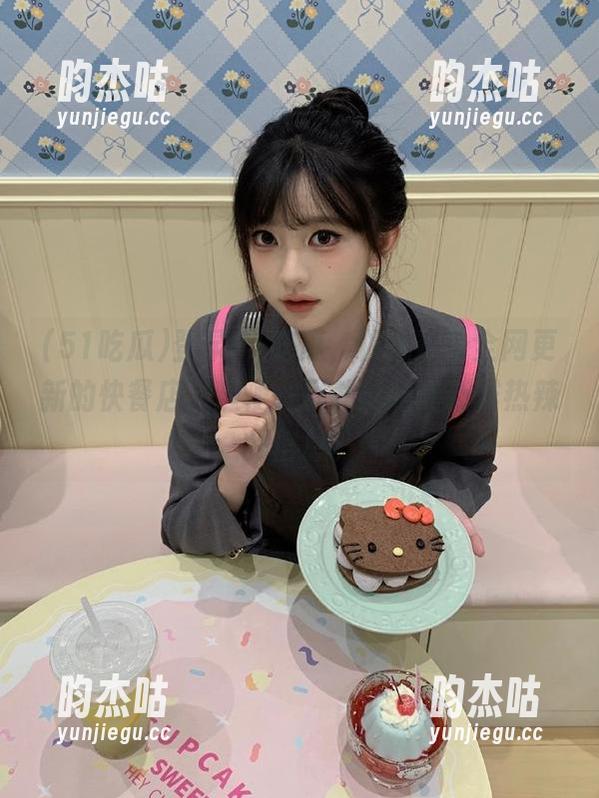 51吃瓜 登录51吃瓜,仿佛置身全网更新的快餐店,随便一口就能吃到新鲜热辣的信息。