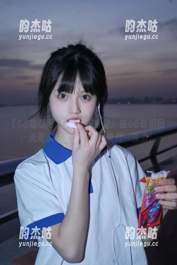 在线深夜食堂：在66吃瓜网，光吃瓜也太少了吧，快开一瓶酒！