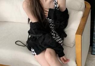 登喽！‘718sx’发布的内容有点刺激，嘴边的瓜好像被我咬了一口