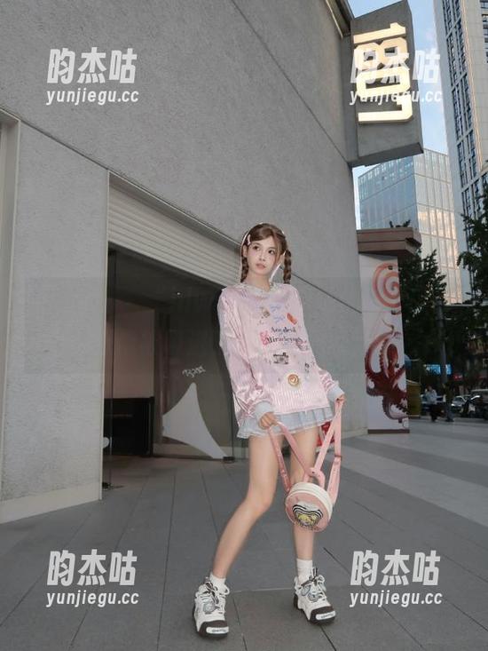 hlw На“hlw.bet”网站,整个人都好像被吸进了一场奇怪的梦。