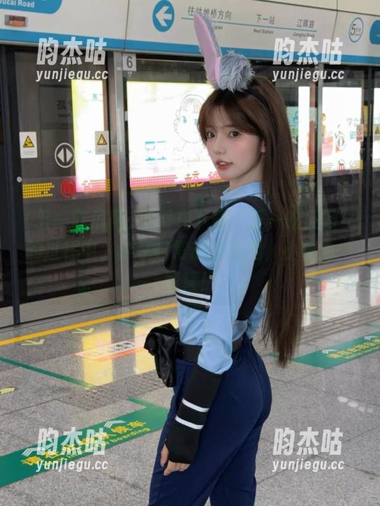 沉浸在下载“五一吃瓜网”的过程中，分享日常的小乐趣，小惊喜一箩筐！