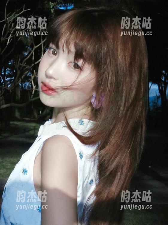 吃瓜黑料 一个人在沙发上懒散地,手指滑动,直达吃瓜黑料网站,算不算在广袤的网络里遨游?