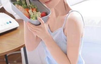 刚打开黑料社区网址，凭什么让我在外面晒太阳！